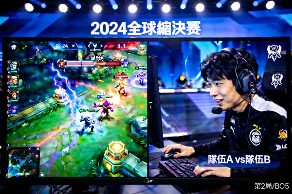 電競賽事直播畫面，展示遊戲內戰鬥場景與選手鏡頭