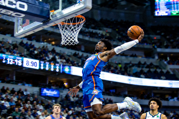 籃球賽事直播畫面，球員飛身上籃的瞬間