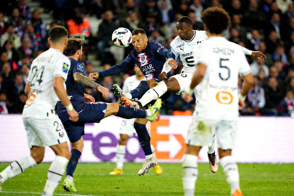 足球賽事直播畫面，球員正在激烈爭搶足球